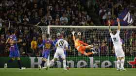 Momento del gol de Santos Borré al Barça