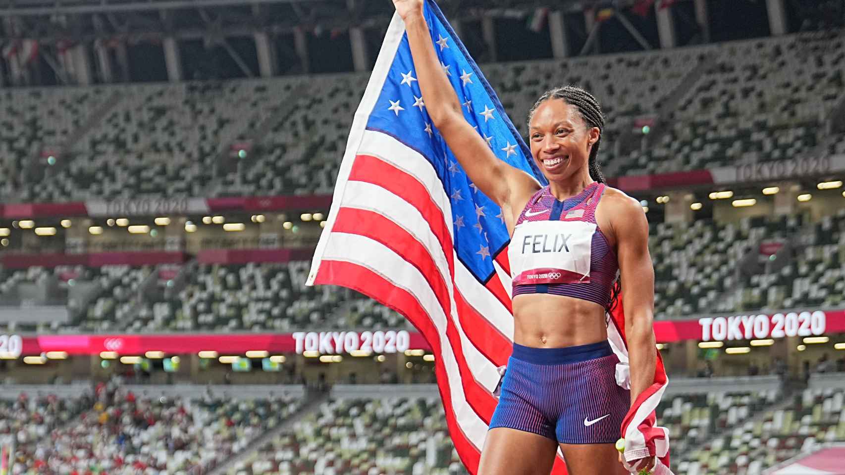 Allyson Felix con la bandera de los Estados Unidos