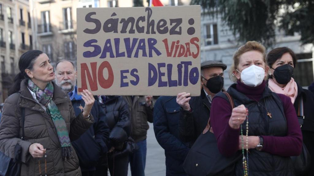 Concentración frente al Congreso contra la reforma penal que castiga el acoso en las clínicas de aborto. EP