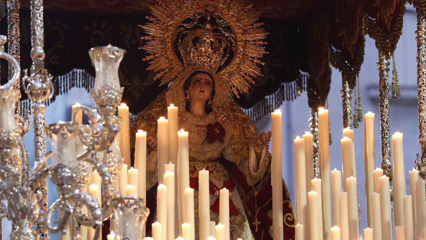 La rosa y el puñal de Zamarrilla se lucen en el Jueves Santo de Málaga