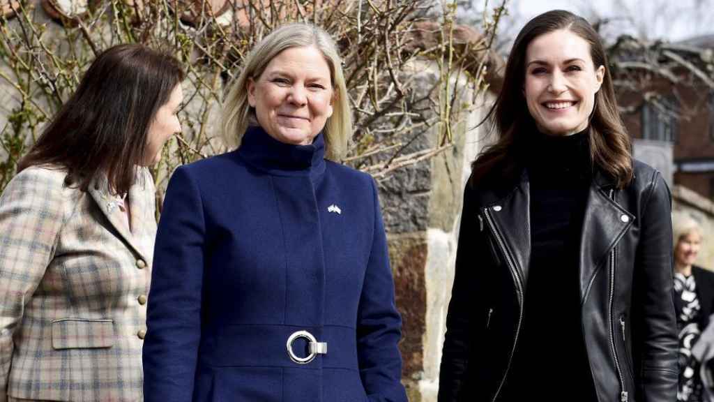 Las ministras de Suecia y Finlandia, Magdalena Andersson y Sanna Marin, en su reunión de este miércoles en Estocolmo.