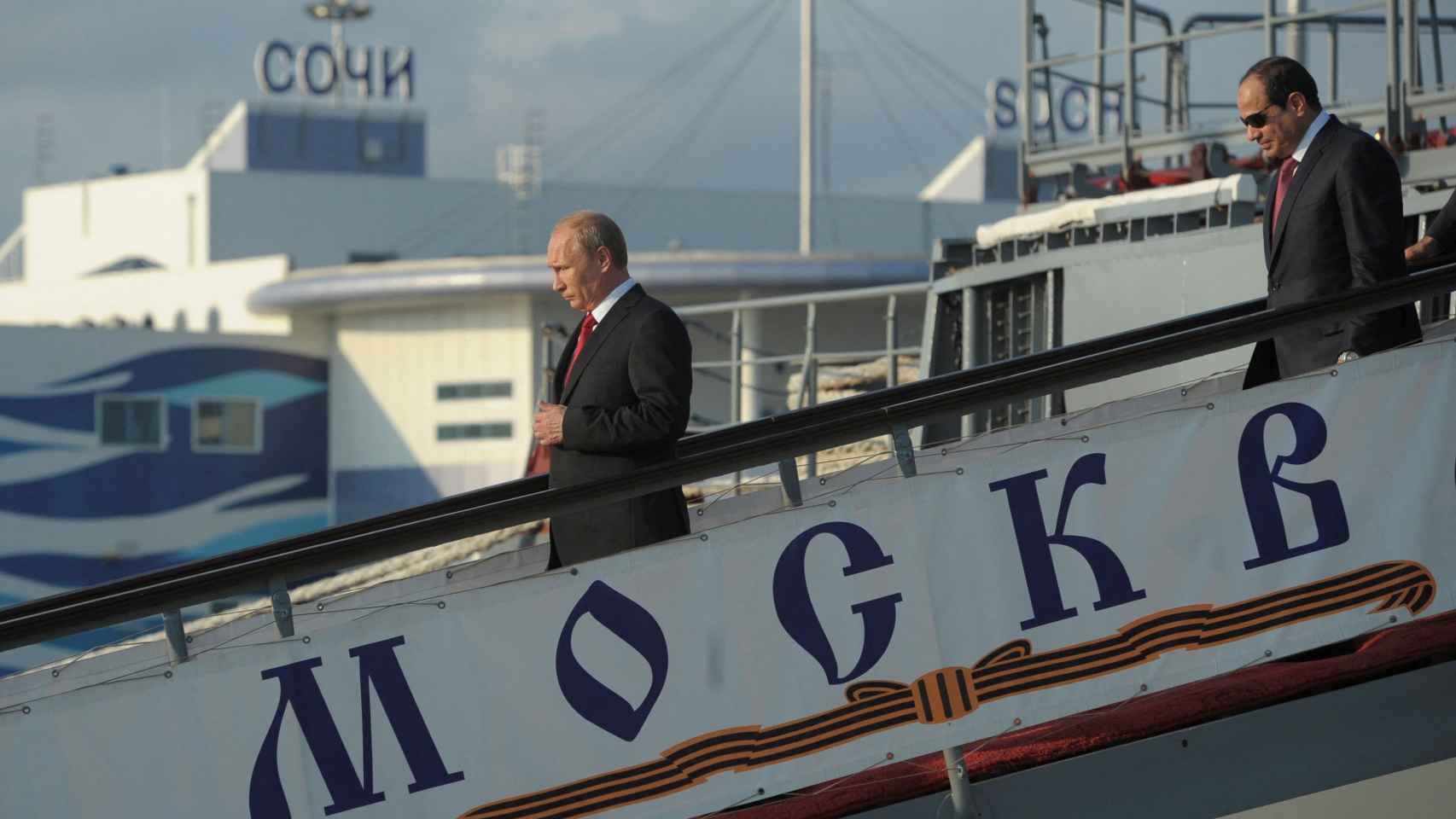 Putin (izq.), y su homólogo egipcio, Abdel Fattah al-Sisi, abandonan el crucero de misiles guiados Moskva en el puerto de Sochi, en el Mar Negro, el 12 de agosto de 2014.