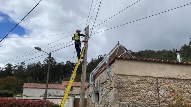 Trabajos de extensión de fibra en el rural de Culleredo.