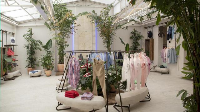 La tienda de elPulpo en Madrid, con plantas naturales y madera reciclada de bateas gallegas.