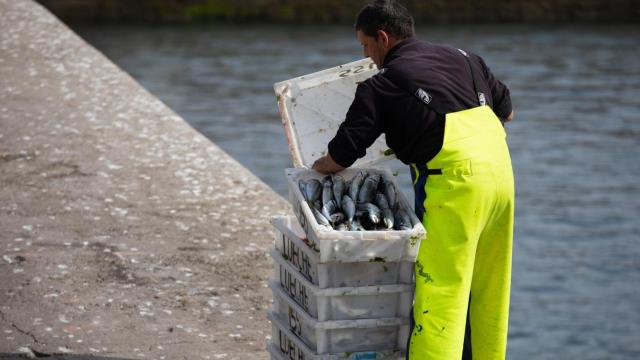 Pescadores en el puerto de Laxe.