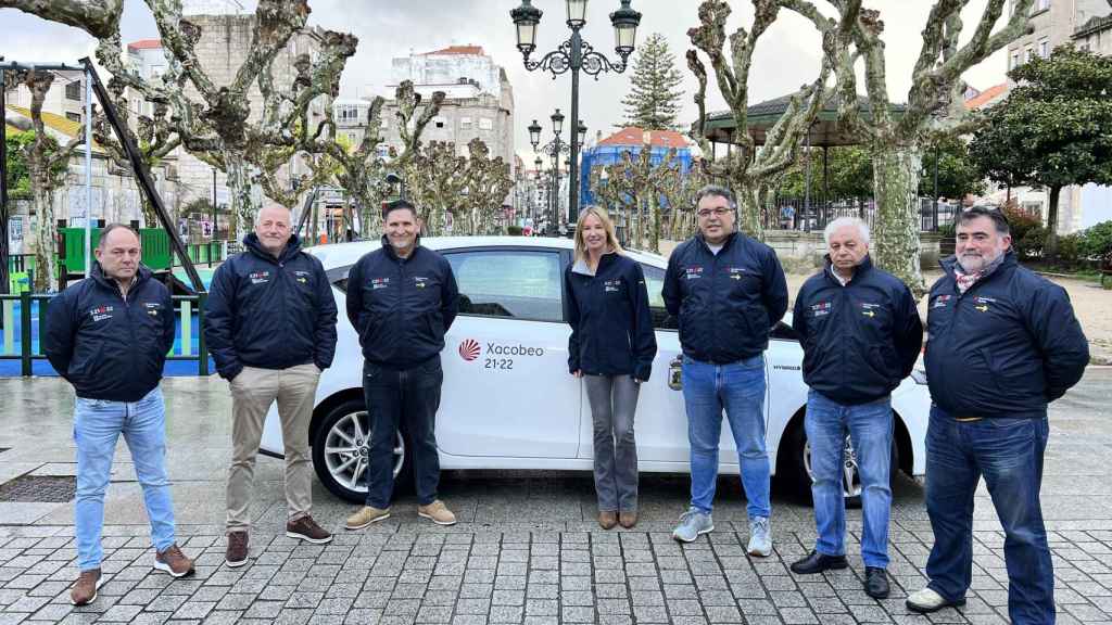 La delegada de la Xunta en Vigo, Marta Fernández-Tapias, junto a varios taxistas.