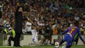 Xavi Hernández dando indicaciones en el banquillo del Barça