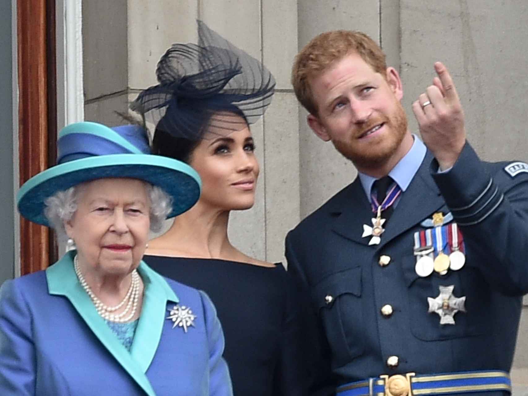 Harry y Meghan junto a la reina Isabel II en julio de 2018.
