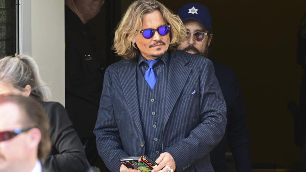 El actor Johnny Depp saliendo del juzgado en Los Ángeles.