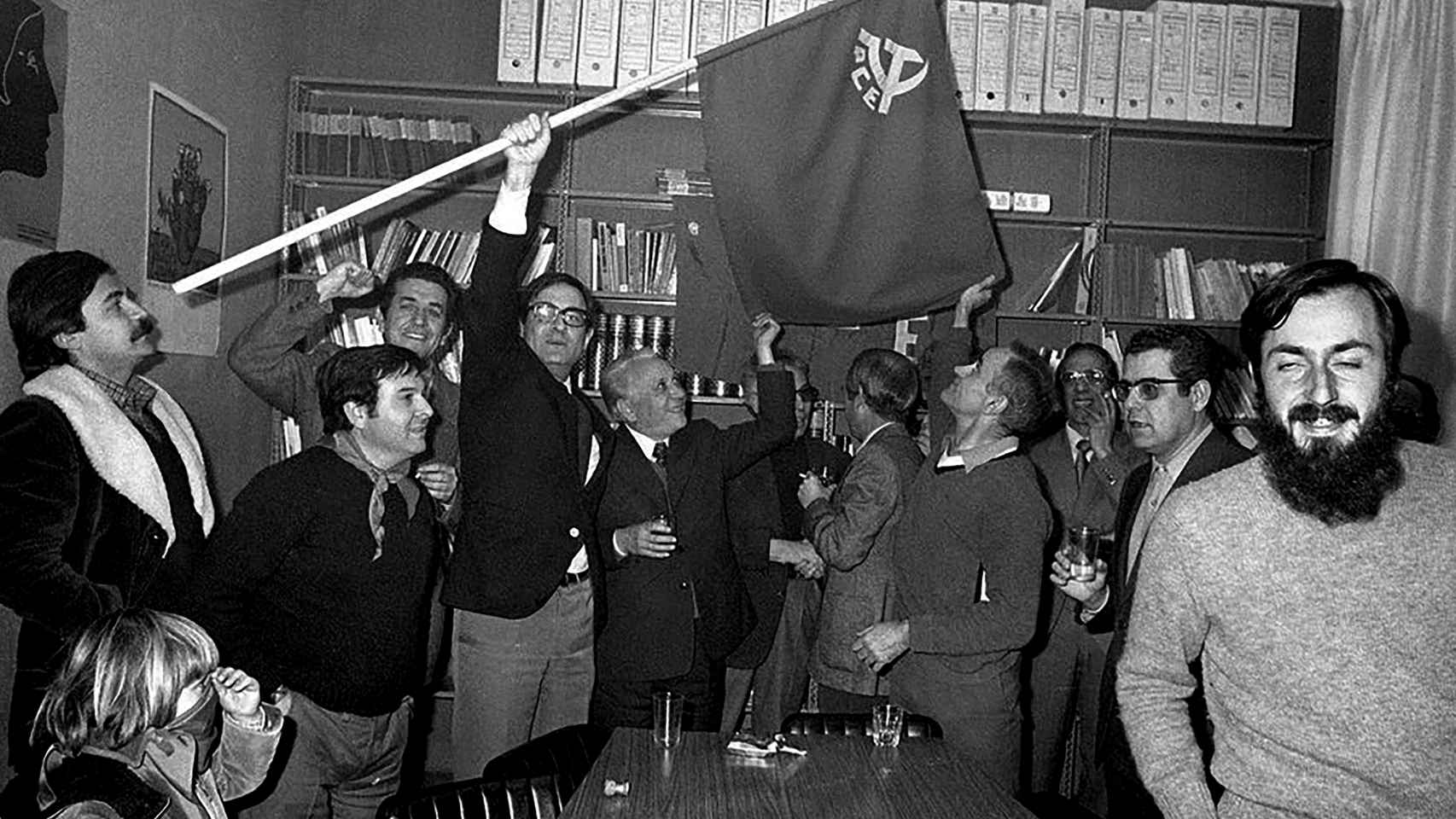 Militantes comunistas celebran la legalización de su partido