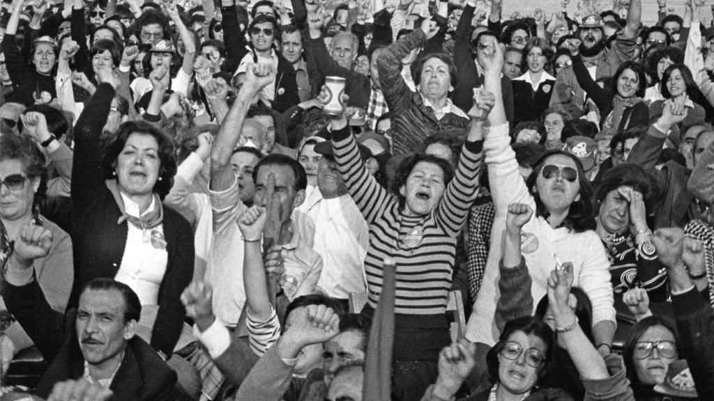 La multitud en las calles celebrando el regreso de los comunistas a la legalidad.