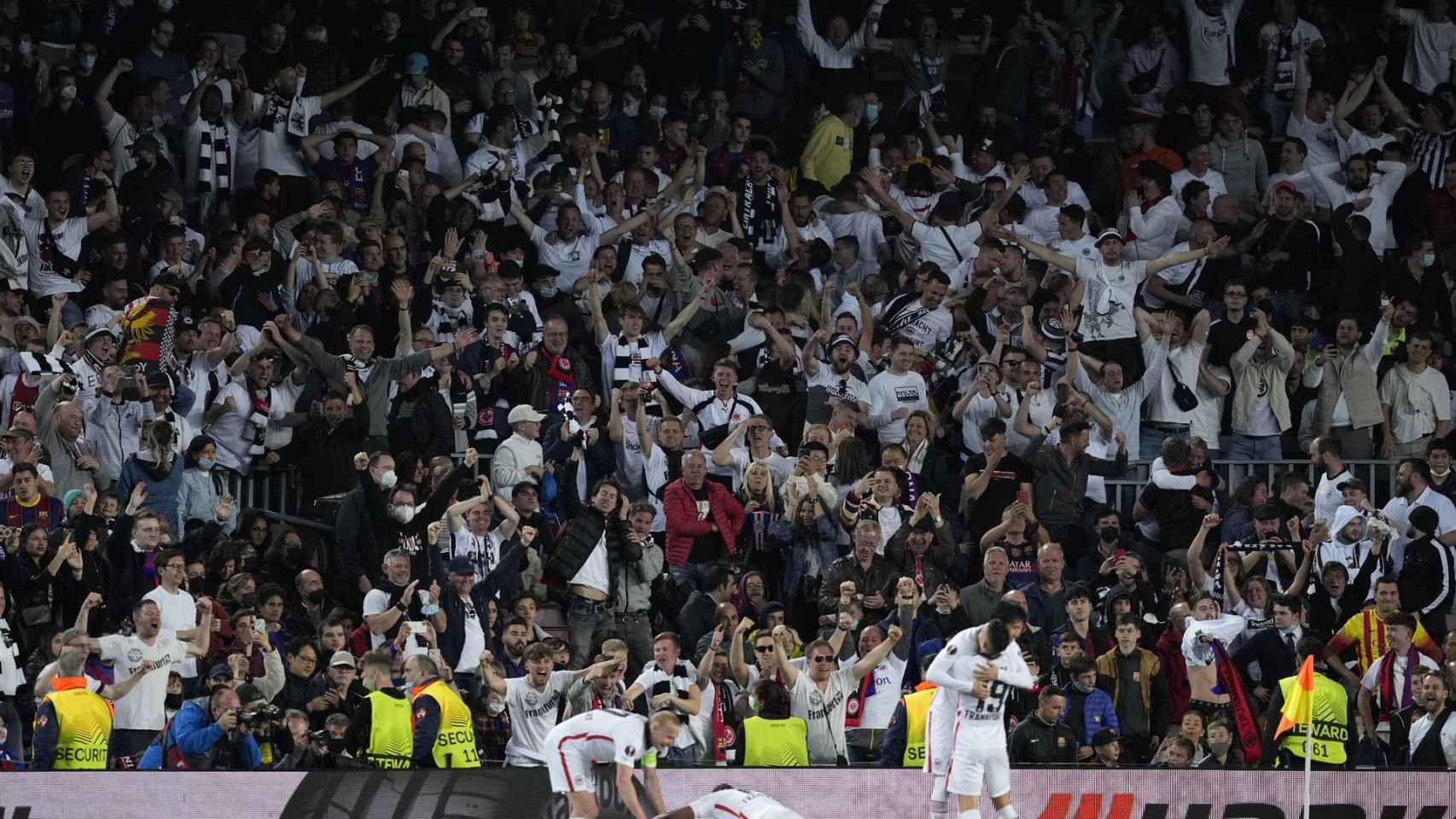 Los jugadores del Eintracht celebrando con su afición en el Camp Nou