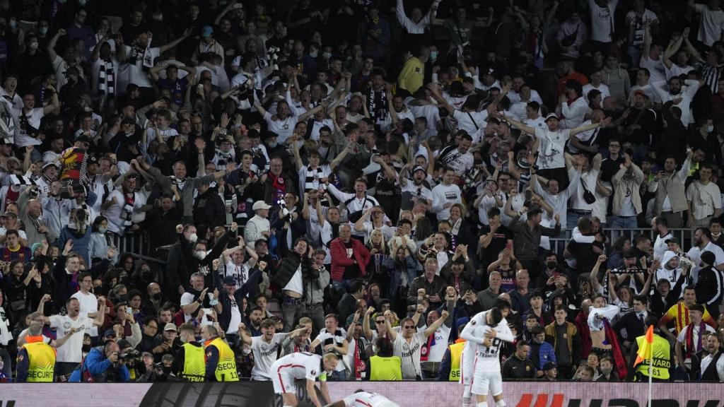 Los jugadores del Eintracht celebrando con su afición en el Camp Nou