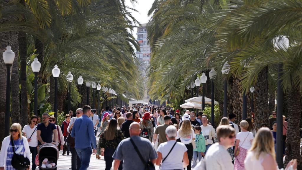 Aspecto de la Explanada de España, en Alicante, este Viernes Santo.