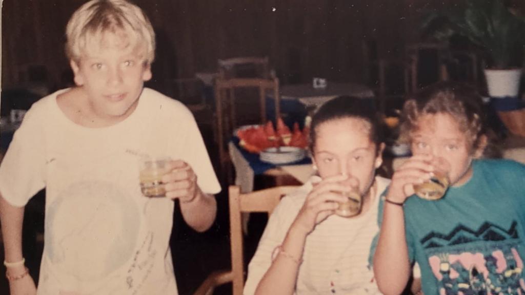 Matías Roure (izquierda), brindando junto sus dos hermanas en Argentina.