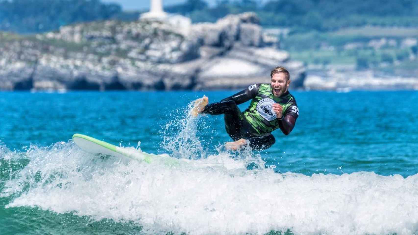 Matías Roure surfea desde hace dos años y se ha convertido en un pasión para él.