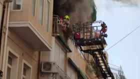 Los bomberos de Alicante rescatan a un hombre que se había quedado atrapado en su piso en llamas