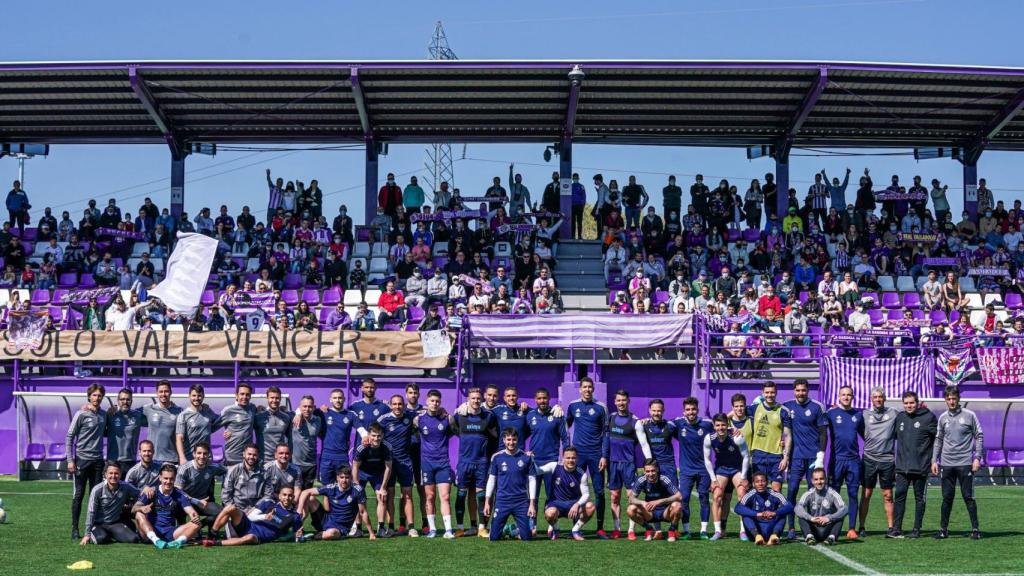 La afición recibe al Pucela en los Anexos antes del choque de mañana ante el Almería. Fotografía: Real Valladolid