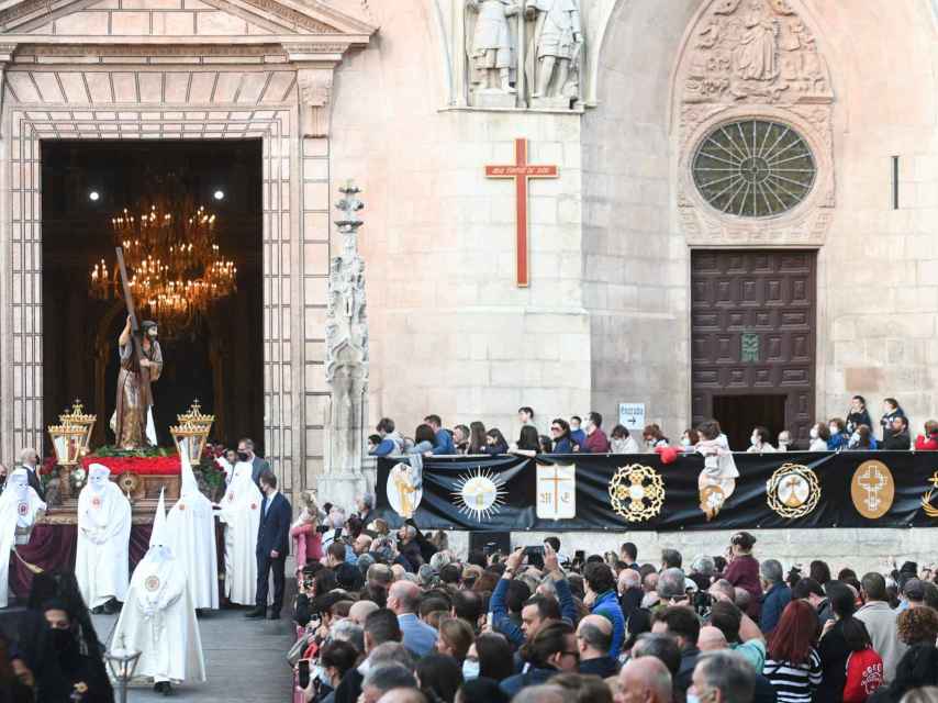 La Procesión del Santo Entierro enmudece el entorno de la Catedral de Burgos