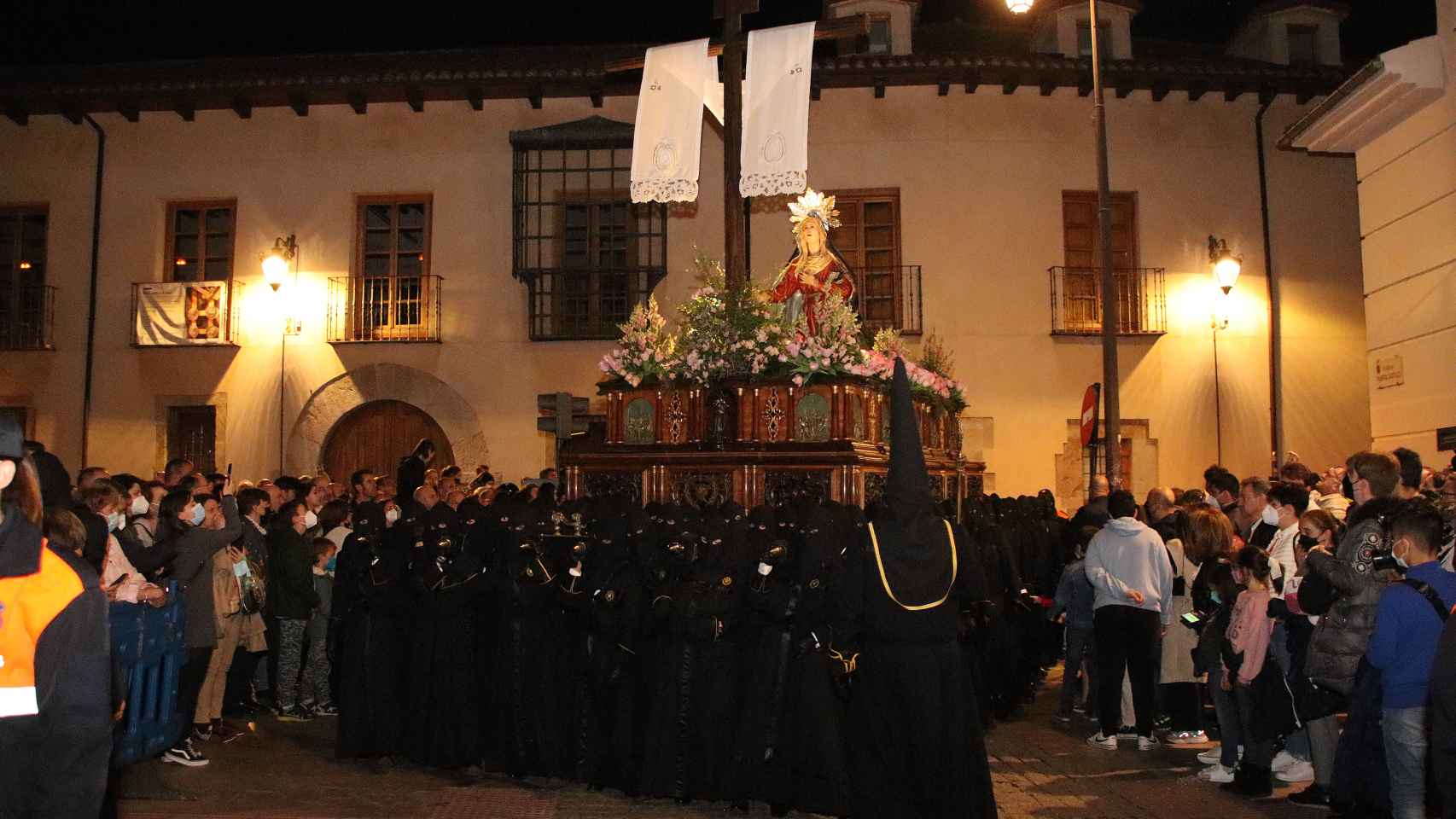 La procesión del Santo Entierro cierra las celebraciones del Viernes Santo en León