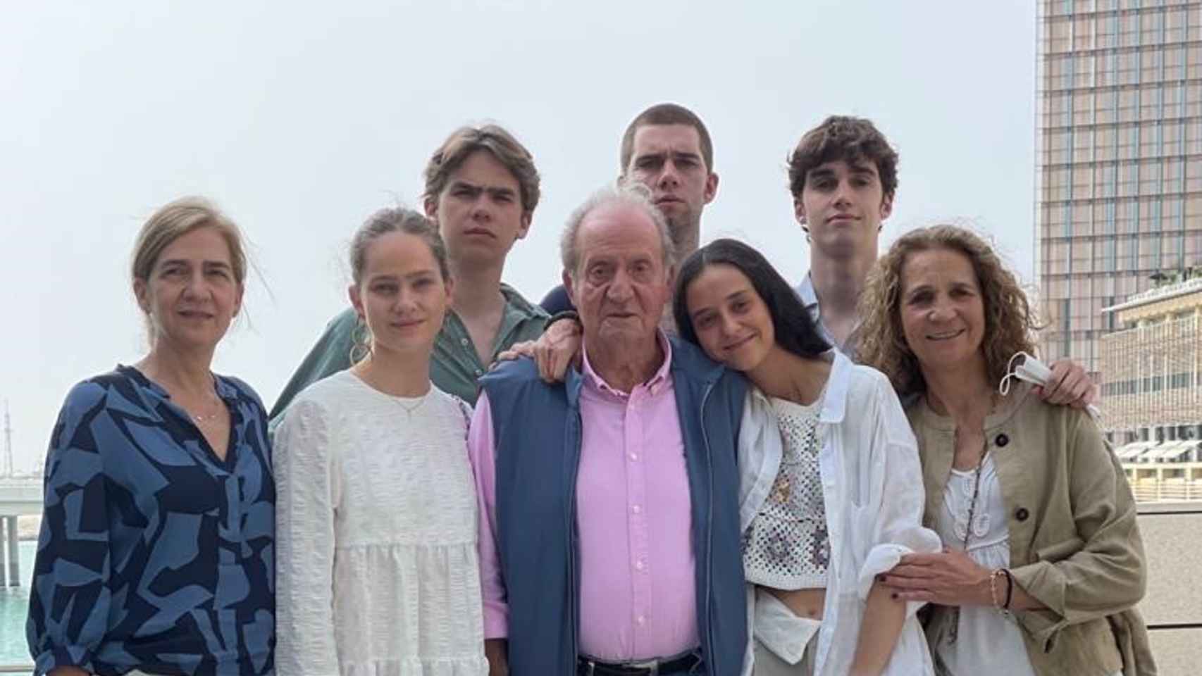 Las infantas Elena y Cristina y sus hijos visitan al Rey Juan Carlos en Abu Dabi