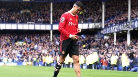 Cristiano Ronaldo se retira dolorido del terreno de juego de Goodison Park