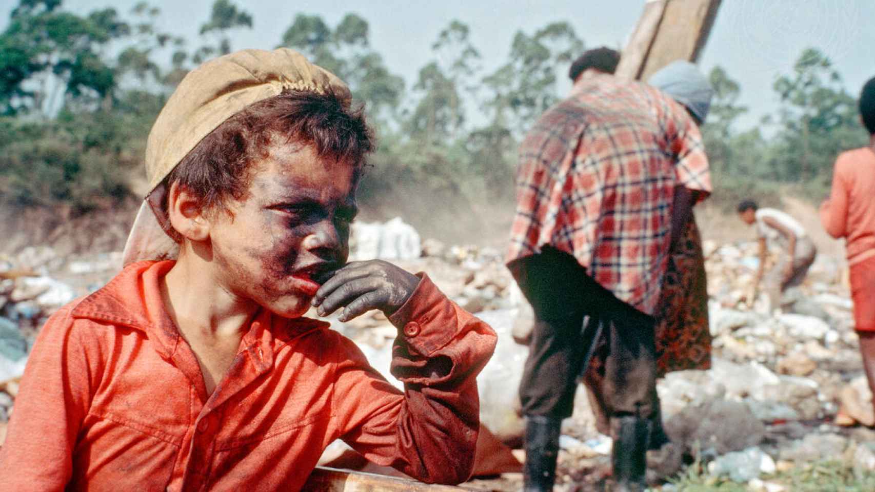 Niño de 4 años trabajando en un vertedero de Brasil.