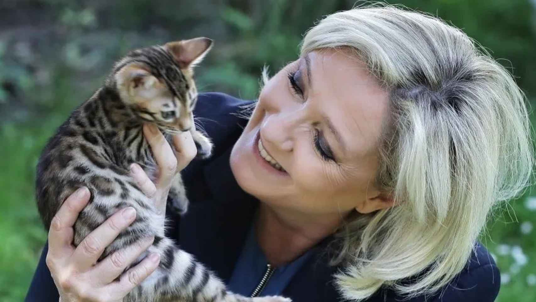 Marine Le Pen con uno de sus gatos.