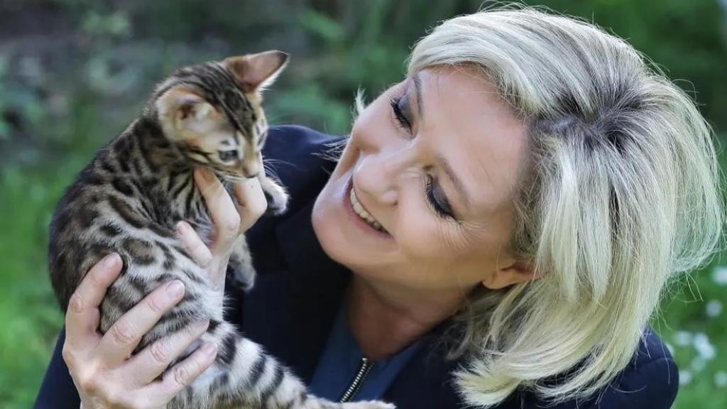 Marine Le Pen con uno de sus gatos.