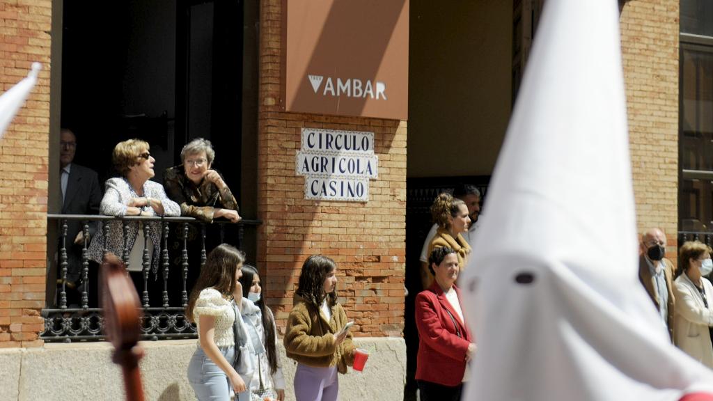 Un nazareno pasa frente al Casino de Calzada de Calatrava.