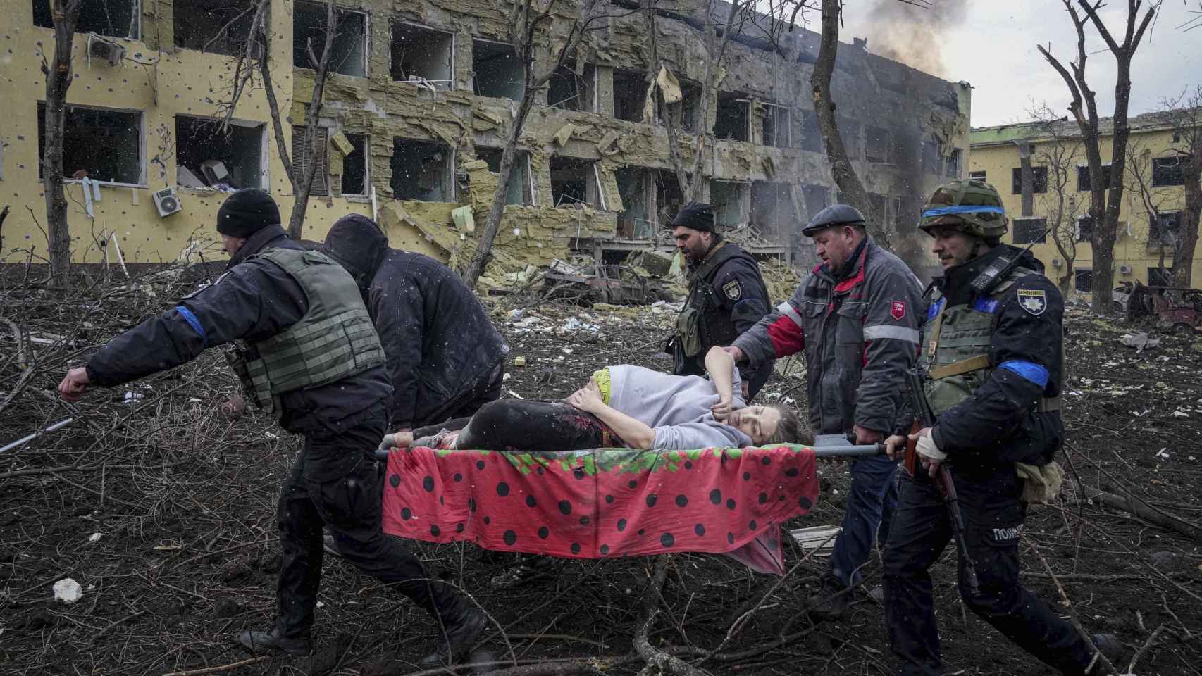 Servicios de emergencias trasladan a una mujer embarazada herida en el bombardeo de un hospital en Mariúpol.