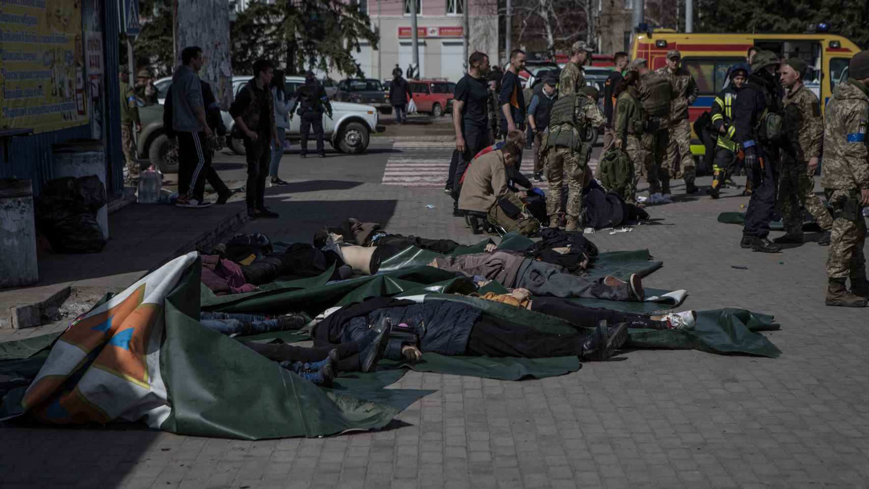Cuerpos yacen en la estación de Kramatorsk tras un ataque ruso.