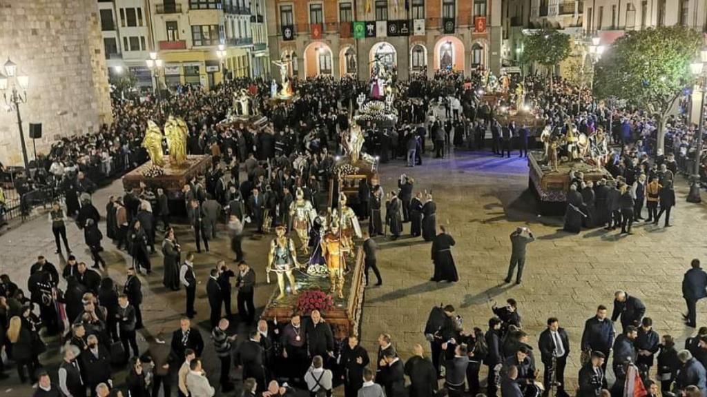 Todos los grupos escultóricos, excepto la Virgen de la Soledad, se situaron junto a la estatua del Merlú