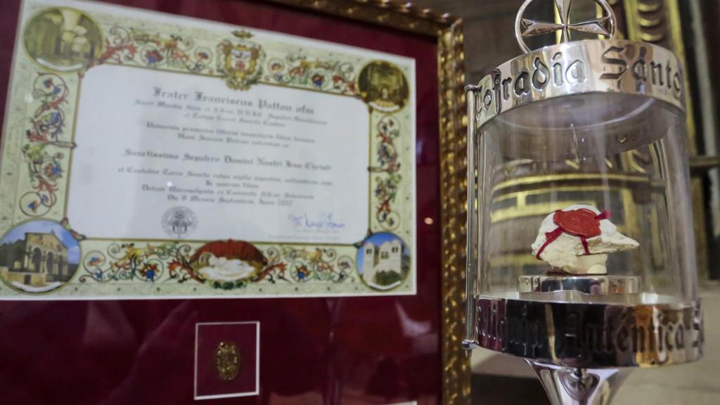 Piedra auténtica del Santo Sepulcro entregada por el Custodio de Tierra Santa y recibida por la Cofradía Santo Sepulcro Esperanza de la Vida de León en 2017. Junto a la reliquia, su certificado de autenticidad