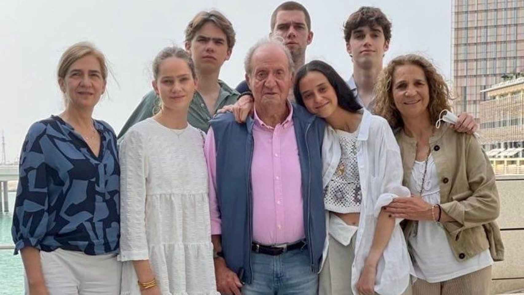 El rey Juan Carlos junto a sus hijas y nietos.