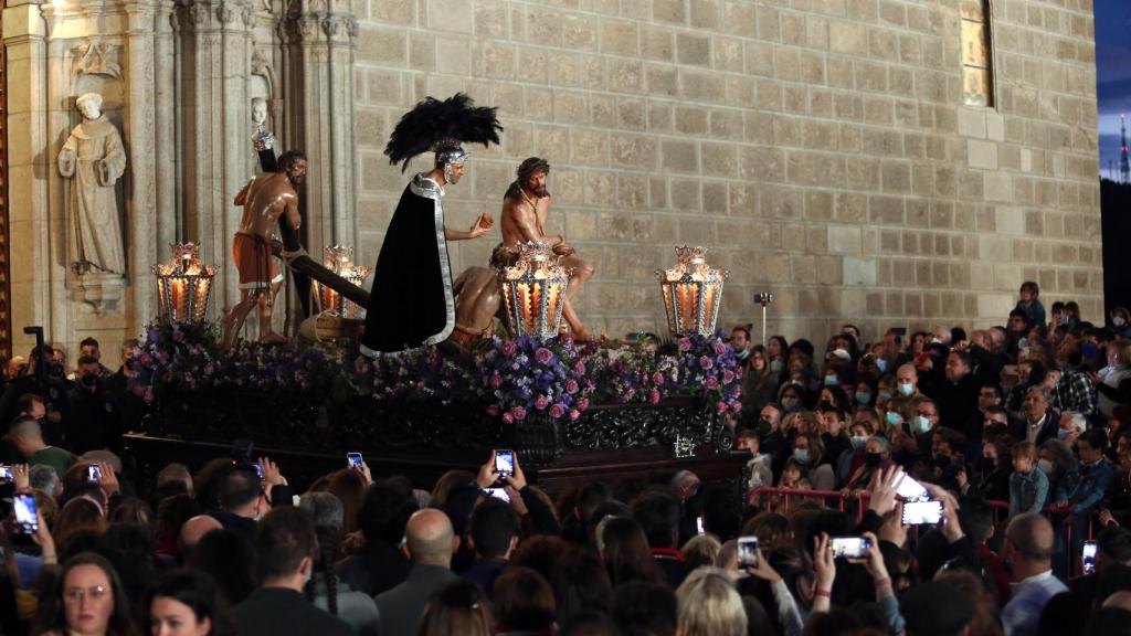 Turistas y toledanos en la salida del Cristo de la Humildad del Monasterio de San Juan de los Reyes. Foto: Óscar Huertas