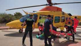 Bomberos de Marbella y 061, en el rescate y traslado en helicóptero de un joven en el pico de La Concha.