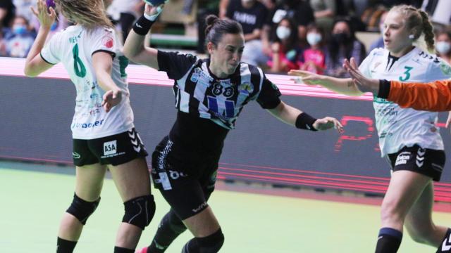 Paula García busca lanzar a la portería rival.