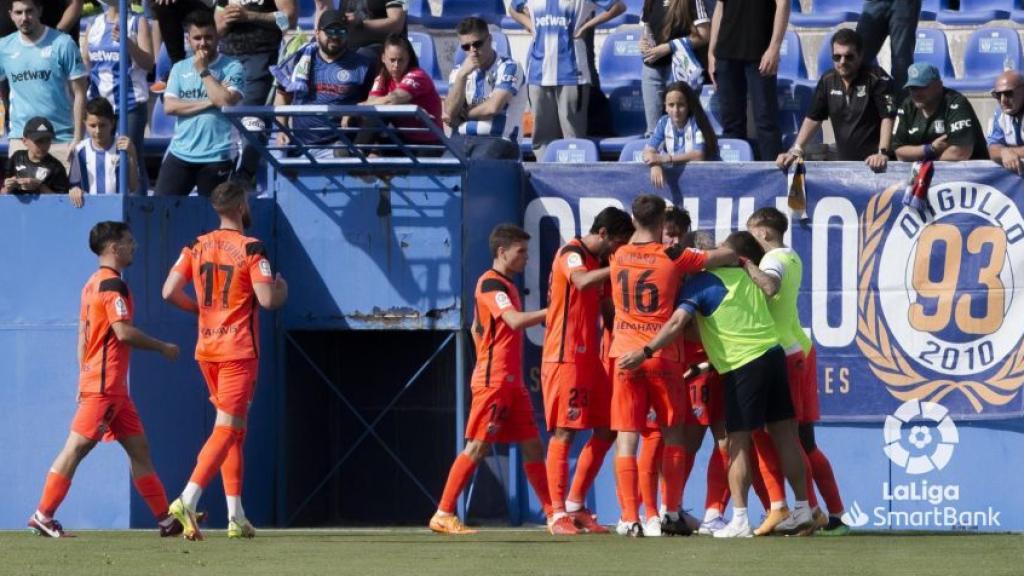 Los jugadores del Málaga CF celebran uno de los goles.