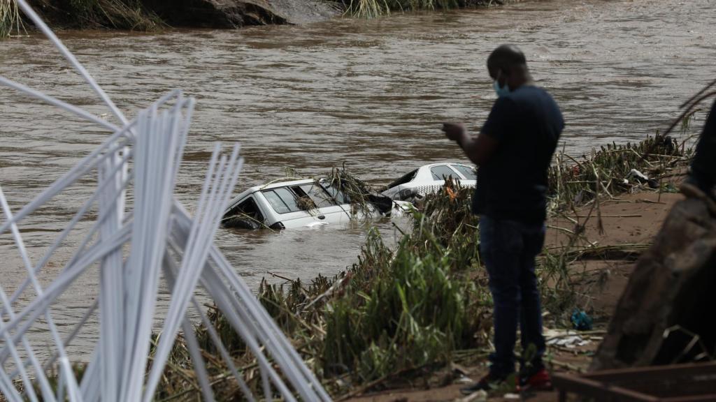 Coches arrastrados por las lluvias torrenciales en Durban, Sudáfrica.