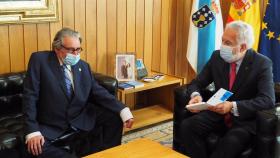 El conselleiro maior de Contas, José Antonio Redondo, hace entrega de nuevos informes al presidente del Parlamento, Miguel Santalices.
