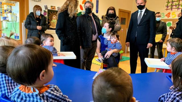 El delegado del Gobierno en Galicia, José Miñones, en una visita a una escuela.