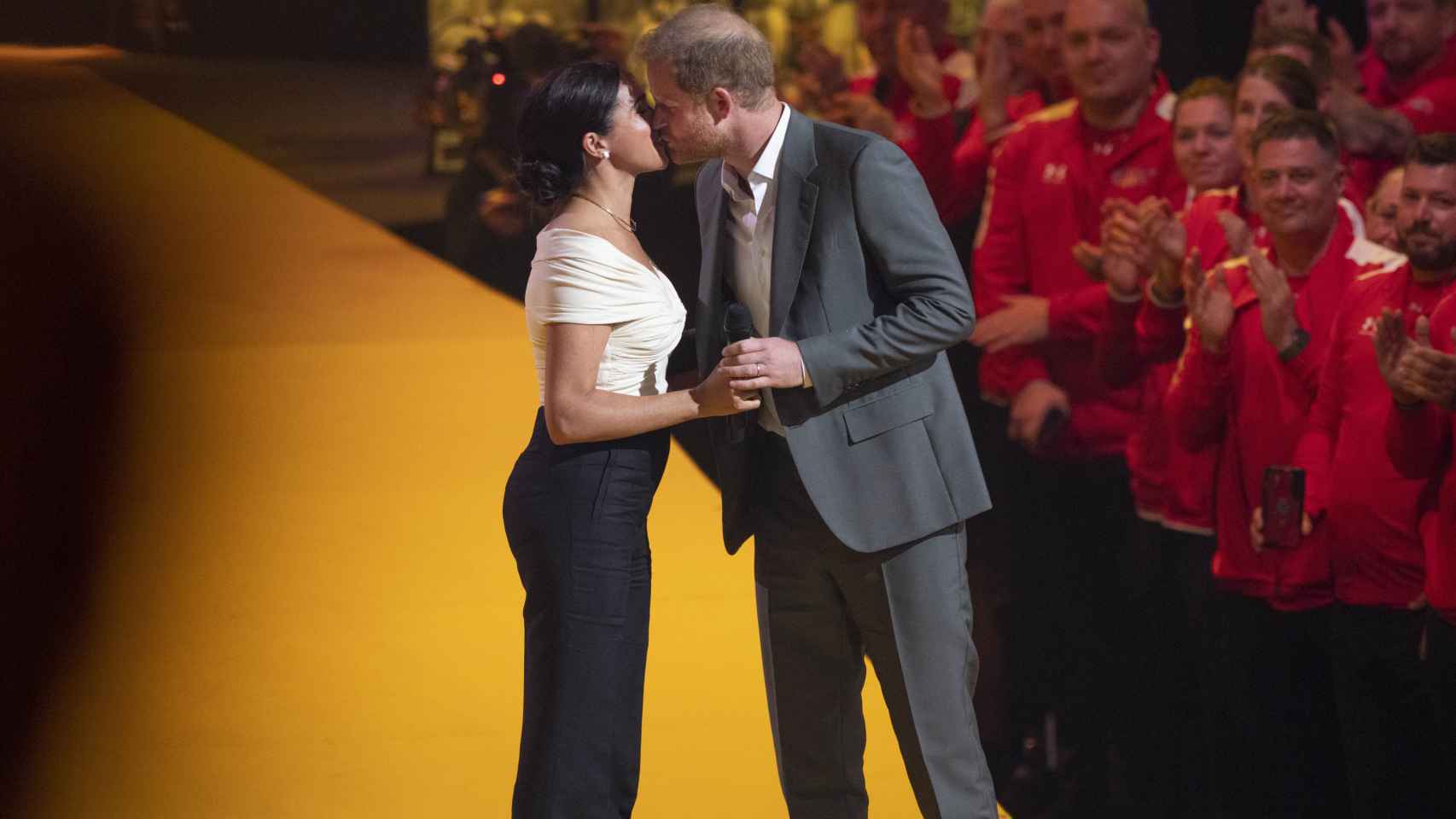 Meghan Markle y el príncipe Harry en medio de un romántico beso, durante la inauguración de los 'Invictus Games'.
