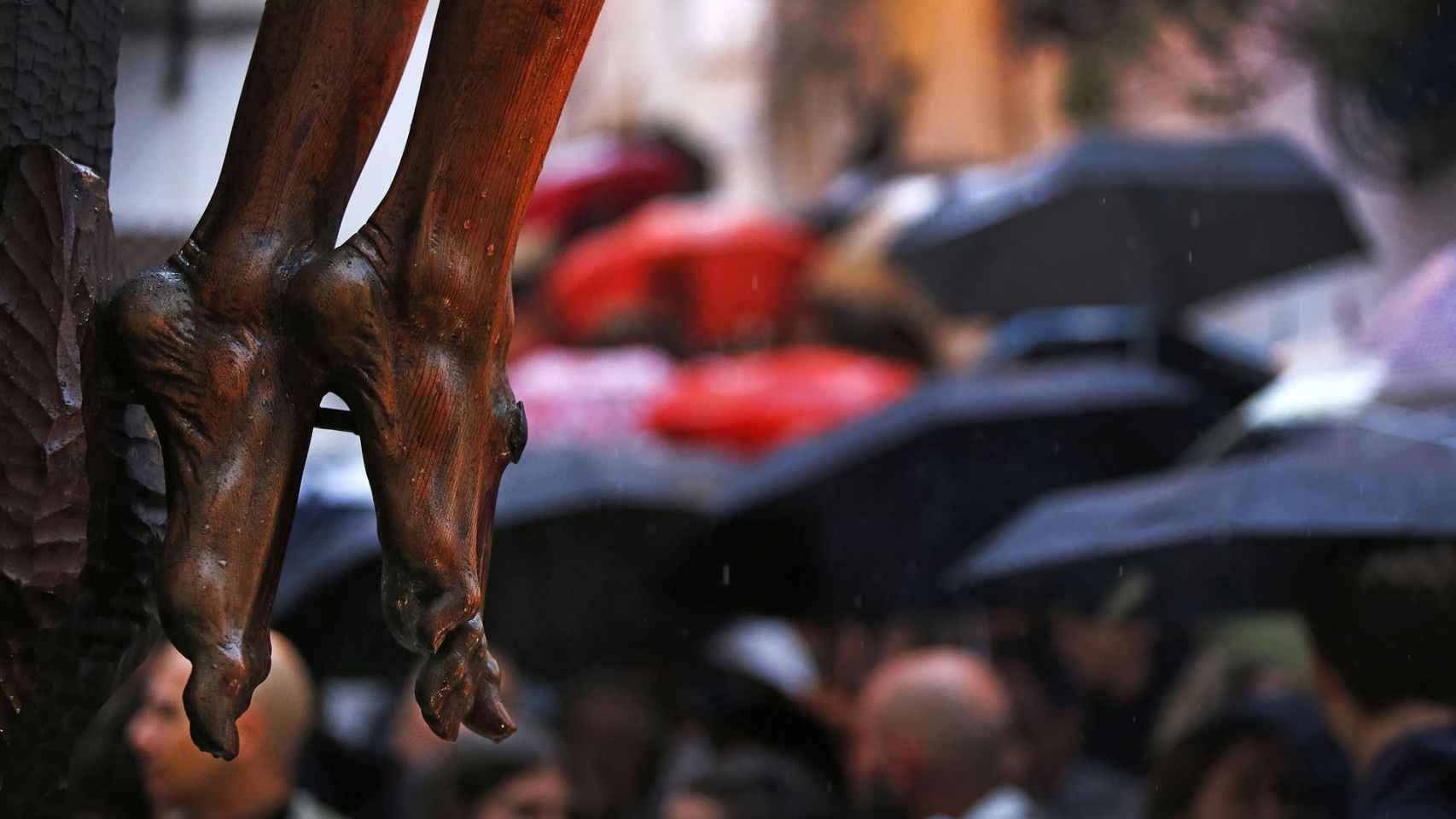 La procesión de Santa Cruz se tuvo que celebrar bajo la lluvia.