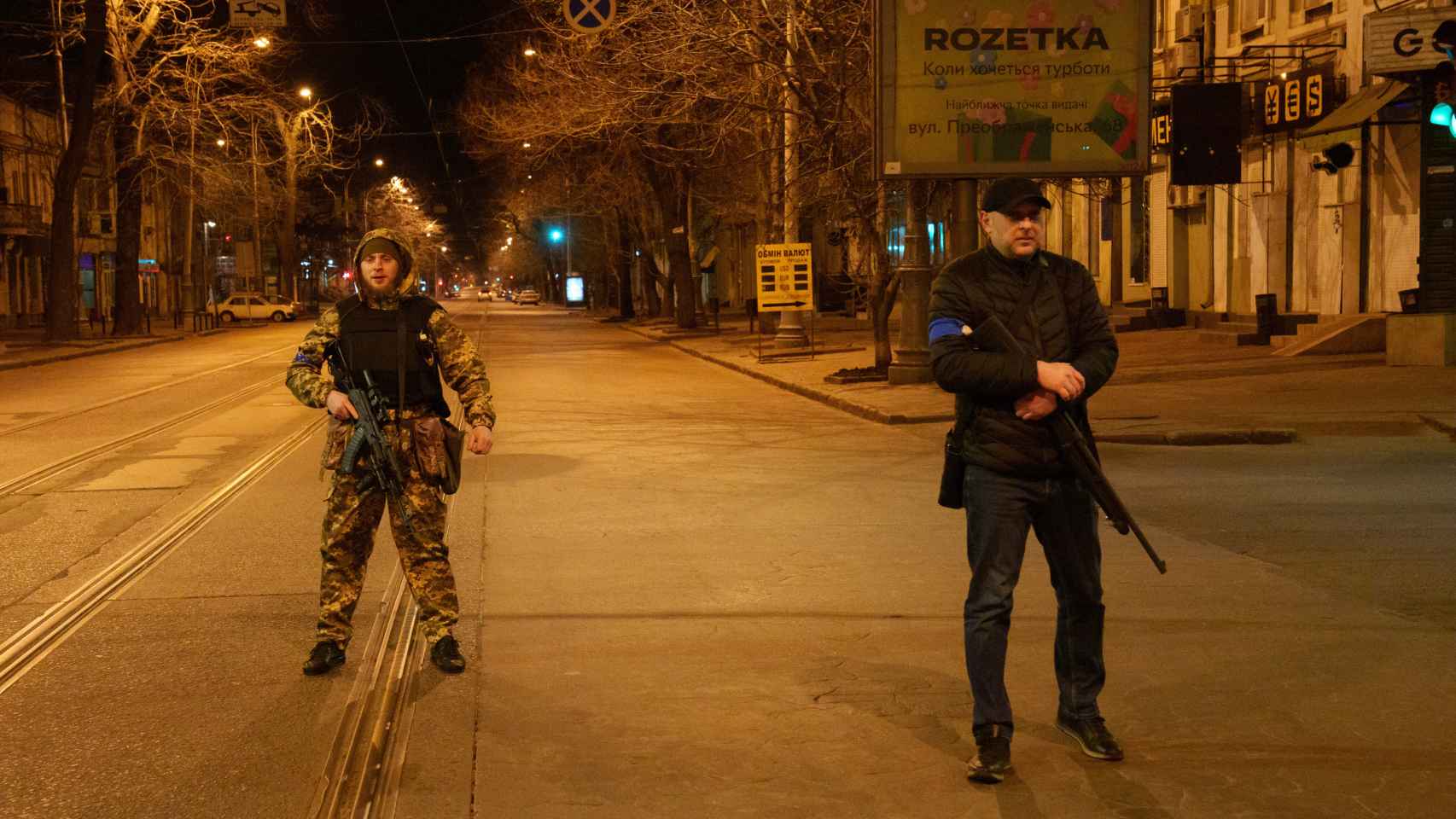 Patrullas de defensa territorial en Odesa en un control para detectar espías rusos.