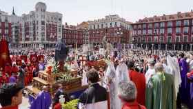 La Virgen de la Alegría y el Cristo Resucitado se encuentran en la Plaza Mayor de Valladolid ante el fervor de los fieles