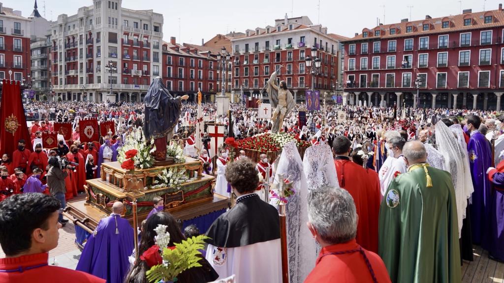 La Virgen de la Alegría y el Cristo Resucitado se encuentran en la Plaza Mayor de Valladolid ante el fervor de los fieles