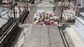 Las flores de la Virgen la Soledad ya descansan en la sepultura de su creador, Ramón Álvarez