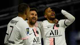 Mbappé, Messi y Neymar celebran un gol del PSG en la Ligue-1 2021/2022