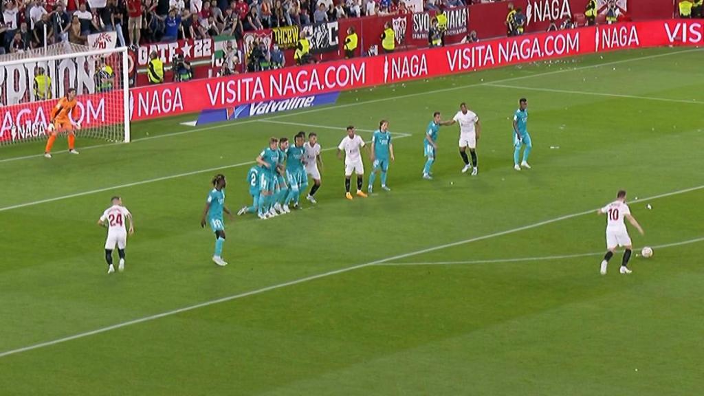 Posición irregular de Erik Lamela en la barrera antes del gol de Ivan Rakitic